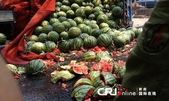 郑州市民吃瓜,街头巷尾的清凉一夏