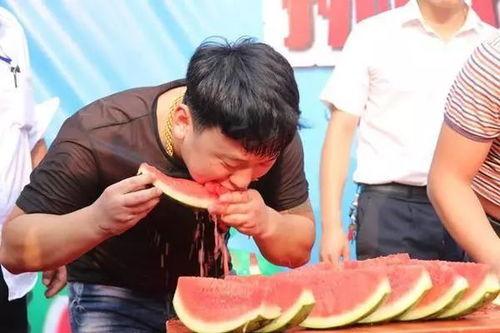 疯男子吃瓜,瓜田里的疯狂食瓜记